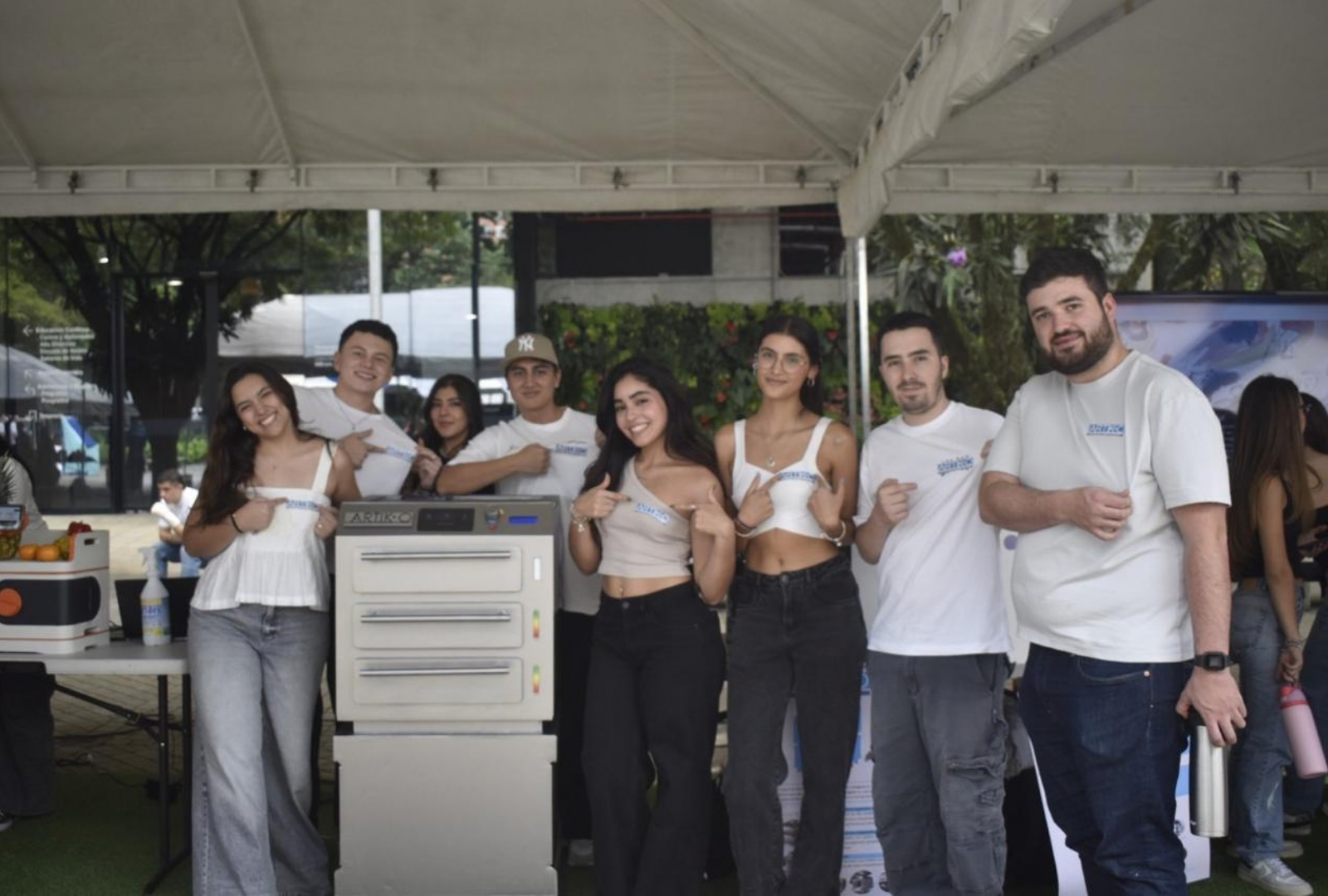El equipo de ARTIK·O junto al ultracongelador terminado