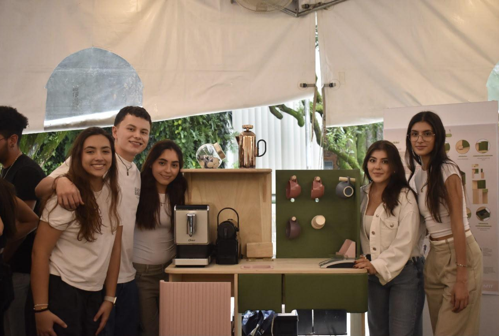 El equipo de NÁGU junto al prototipo terminado