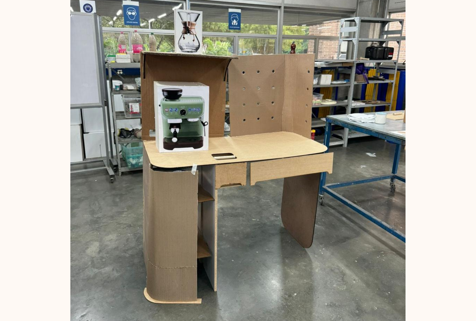 Maqueta en cartón de NÁGU en el taller